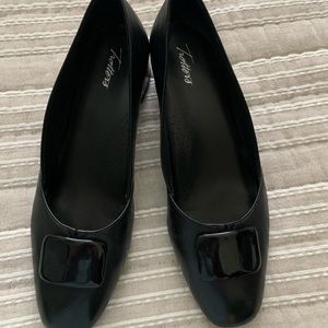 Trotters size 11.5 black leather low heel pump.
